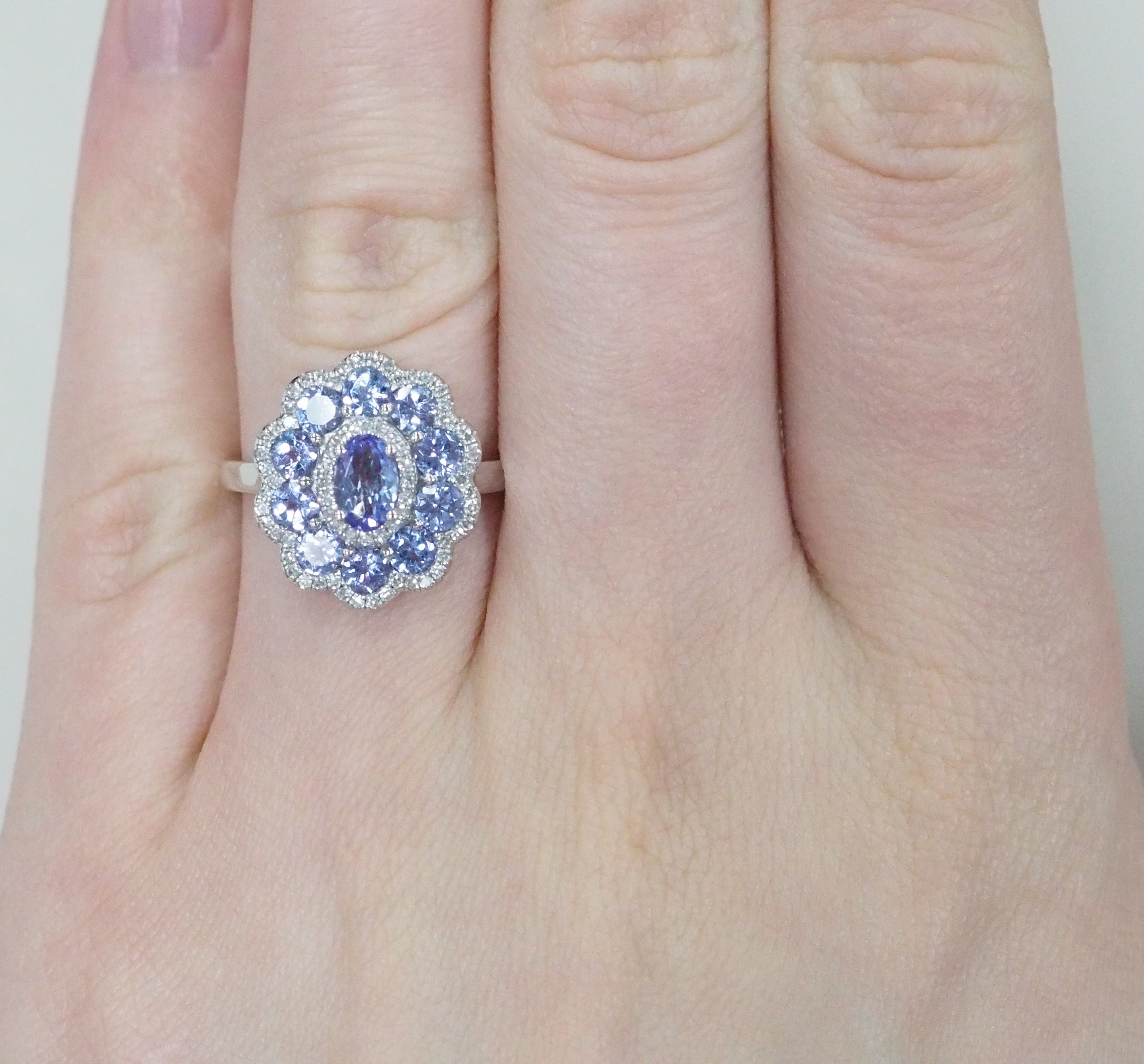 Кольцо из белого золота с танзанитами